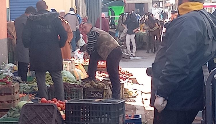 سطات: فوضى احتلال الملك العام تحول الأزقة والشوارع لأسواق مفتوحة