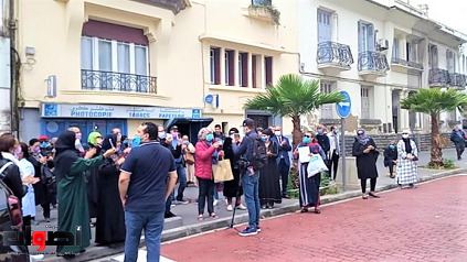 احتجاج الراغبين في الحصول على التأشيرة أمام بوابة القنصلية الإيطالية بالدار البيضاء