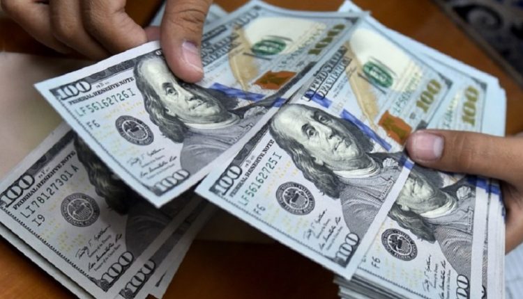 الدولار الأميركي يتربع على عرش العملات في 10 أشهر