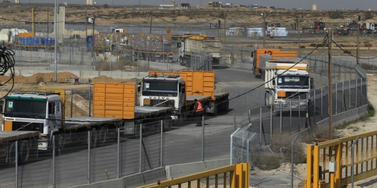إسرائيل: تغلق معبرا حدوديا مع مصر وتجلي موظفيها منه