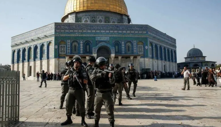 الجيش الإسرائيلي يمنع الفلسطينيين من تأدية صلاة الجمعة بالمسجد الأقصى