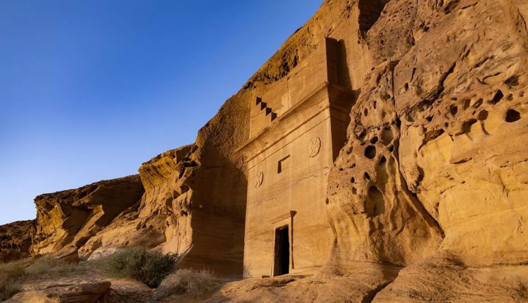 اكتشاف “فأس يدوي” يعود للعصر الحجري بالسعودية