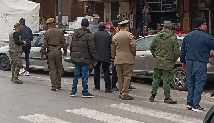 السلطات المحلية بالملحقة الإدارية 23 " عمر بن الخطاب " تشن حملة لتحرير الملك بسوق عشوائي للمتلاشيات .‎