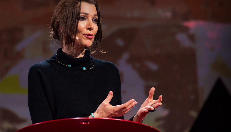 إدانة الروائية التركية الشهيرة أليف شفق بسرقة مؤلف للكاتبة الصحافية مينا جوكتشا كيريكانا