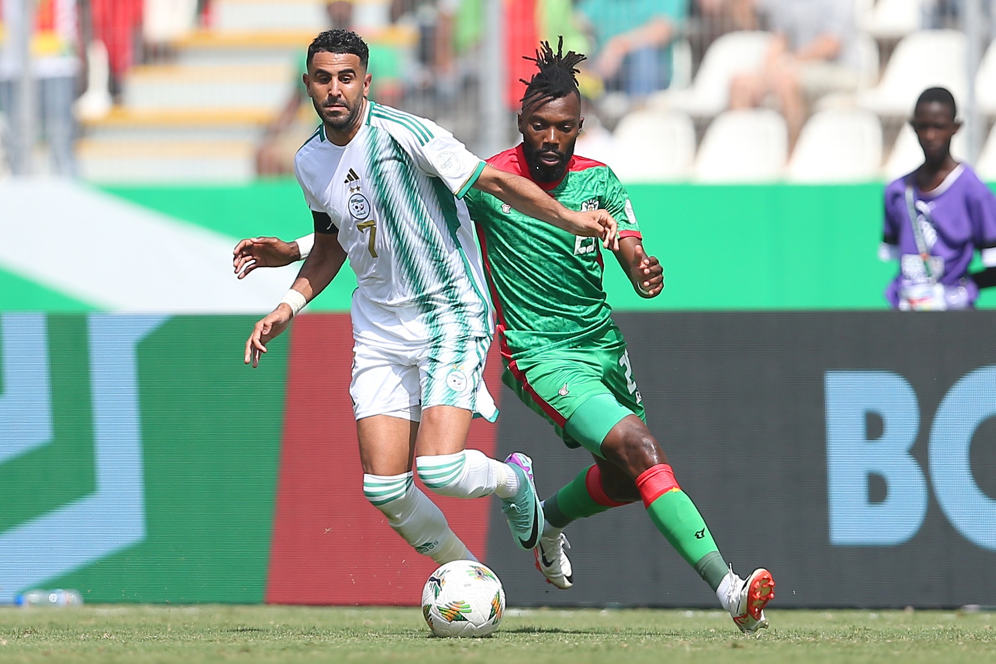 الجزائر تخطف تعادلا قاتلا أمام منتخب بوركينافاسو