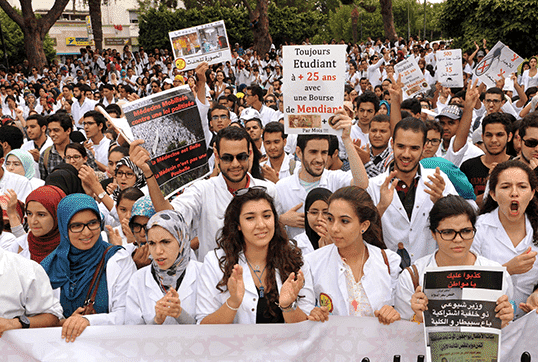 حقوقيون يدخلون على خط احتجاجات طلبة الطب ويحملون الحكومة مسؤولية الإحتقان
