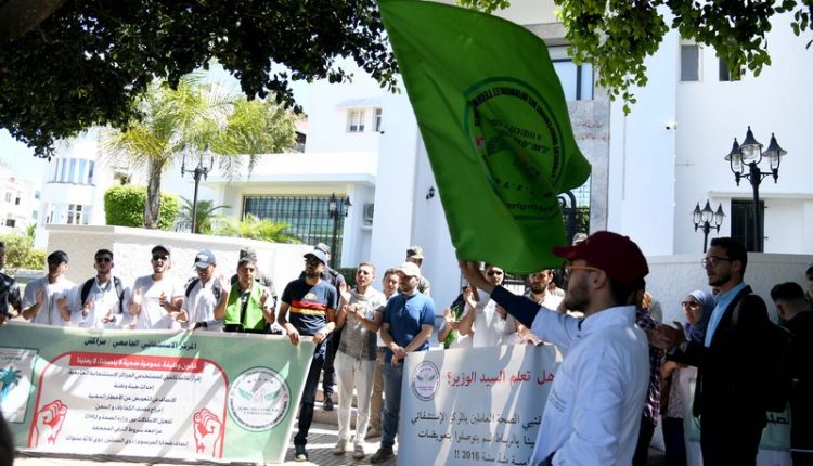 موظفو الصحة يعودون إلى ساحة الإحتجاجات