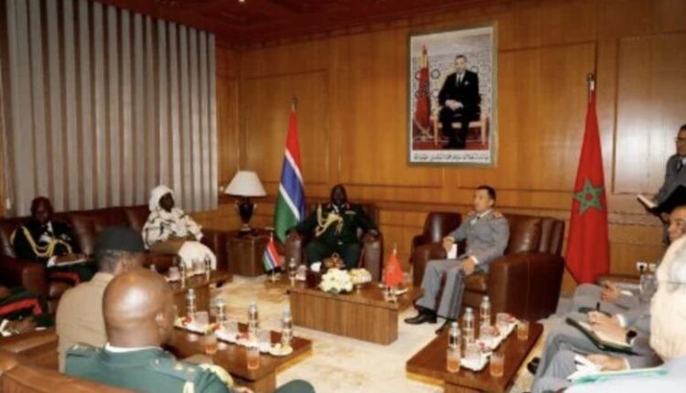 الفريق أول المفتش العام للقوات المسلحة الملكية يتباحث مع رئيس أركان الدفاع بغامبيا