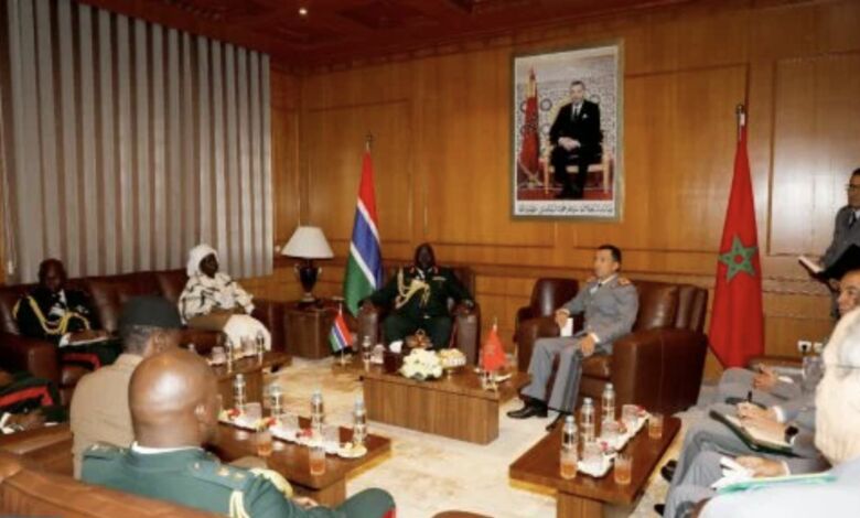 الفريق أول المفتش العام للقوات المسلحة الملكية يتباحث مع رئيس أركان الدفاع بغامبيا