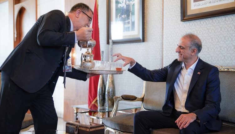 السفير الأمريكي: الولايات المتحدة تشيد بالمساعدات المغربية لسكان غزة