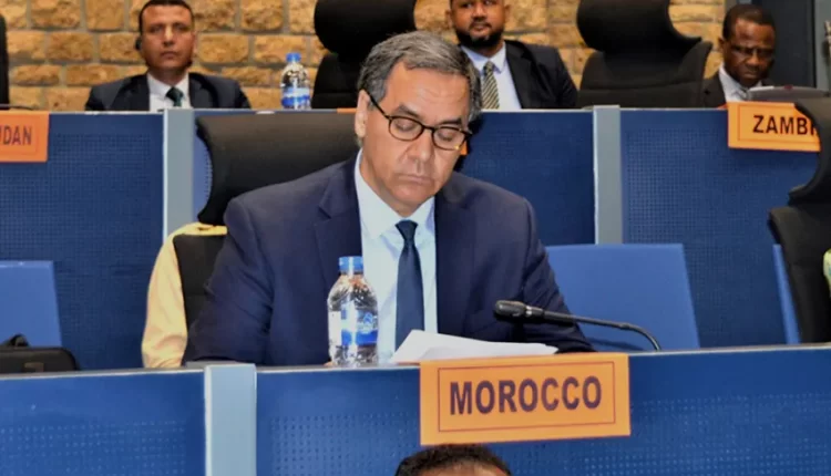 تم، اليوم الجمعة أمام مجلس السلم والأمن التابع للاتحاد الإفريقي بأديس أبابا، تسليط الضوء على التزام المغرب