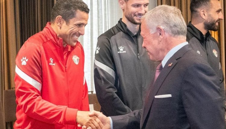 العاهل الاردني يوشح منتخب النشامى بقيادة الحسين عموتة بميدالية اليوبيل الفضي