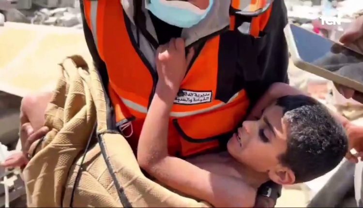 طفل فلسطيني يصمد 9 أيام تحت الأنقاض
