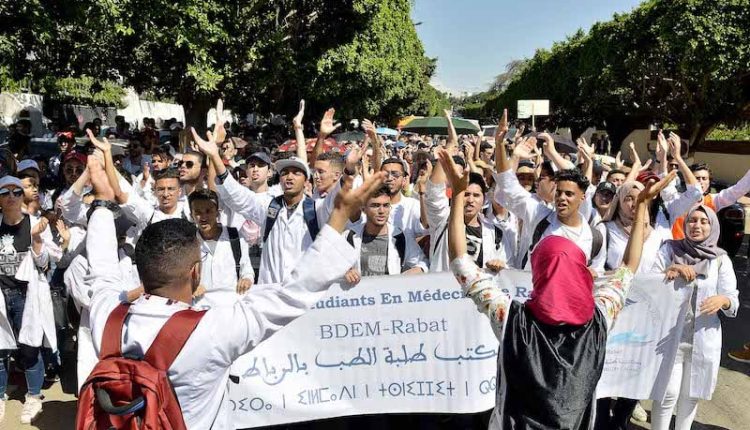 طلبة الطب يؤجلون مسيرتهم الوطنية ويؤكدون انفتاحهم على جميع مقترحات الوزارة