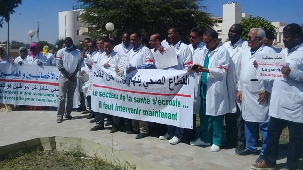 إضراب عام يشل حركة القطاع الصحي والنقابات تطالب الحكومة بعلاجه