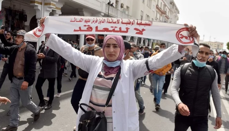 "أساتذة التعاقد" يستنكرون التأخر في صرف الأجور ويطالبون باعتذار