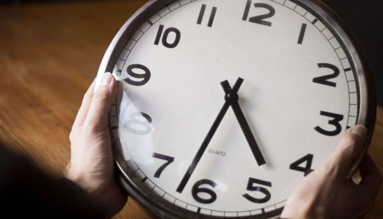 متى ستتم العودة إلى العمل بالساعة الإضافية؟
