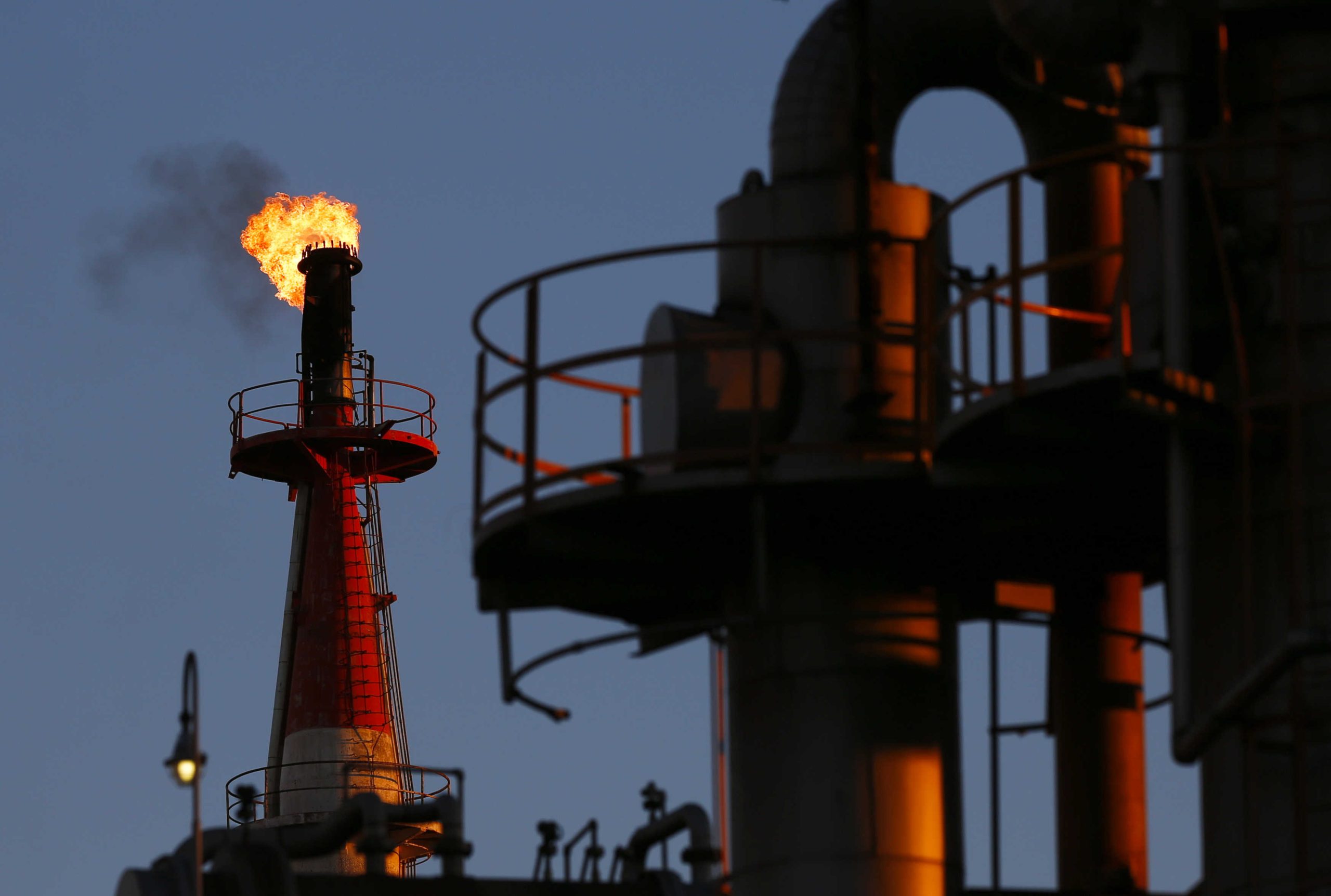 تراجع التوترات في الشرق الأوسط يخفض أسعار النفط