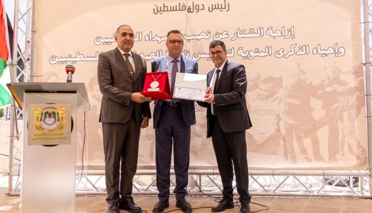 بيت مال القدس الشريف تسلم ميدالية الشجاعة والإقدام لنقيب الصحفيين الفلسطينيين