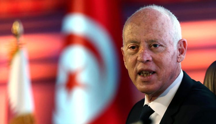 الرئيس التونسي يجري تعديلا حكوميا ويستبدل وزير الداخلية