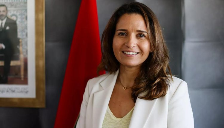 "قبلة" تضع بنعلي في مرمى الانتقاد