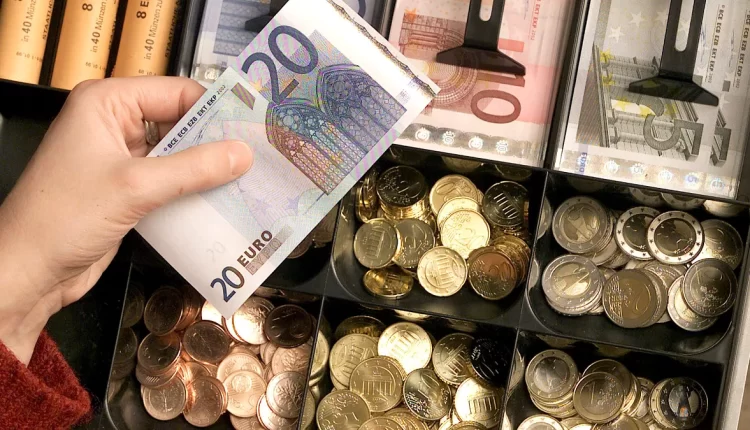 سعر اليورو ينخفض بعد دعوة ماكرون لانتخابات مبكرة