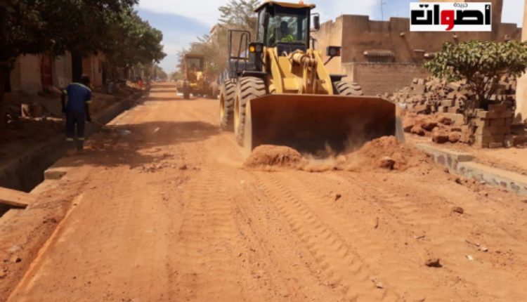 تنظيف شوارع تنغير بعد سيول جارفة: جهود السلطات والمجتمع المحلي لإعادة الحياة إلى المدينة
