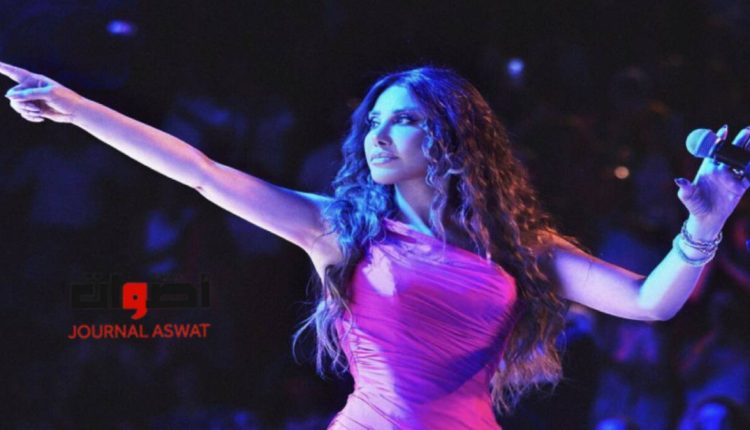 سوريا: معجب يقتحم المسرح ويحضن الفنانة "نجوى كرم"