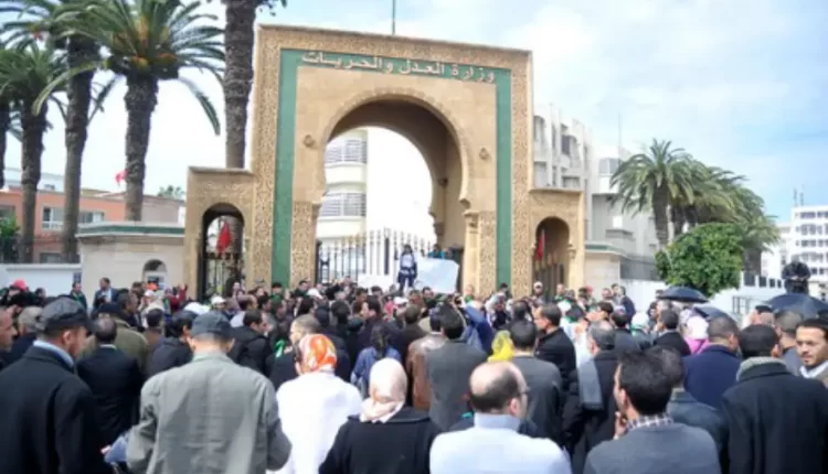 وزير العدل يواجه احتجاجات نقابات العدل بإجراءات الاقتطاع من الأجور لأول مرة