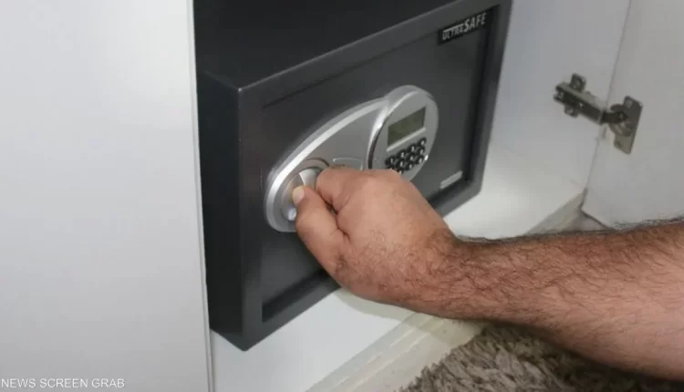 يحتفظون بأموالهم في البيوت