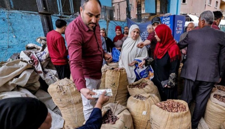 أرجع تجار الجملة هذا الارتفاع إلى قلة العرض مقابل الطلب المتزايد.