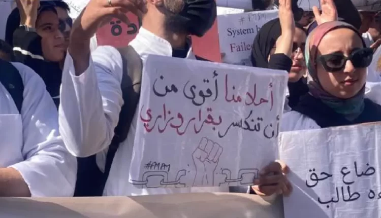 وزراء الصحة والتعليم العالي يتعهدون بحل أزمة طلبة الطب بعد اجتماعات إيجابية