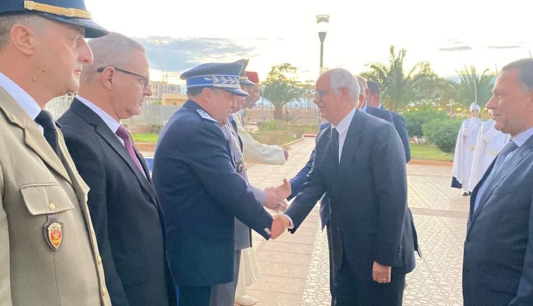 التنصيب شخصيات بارزة،