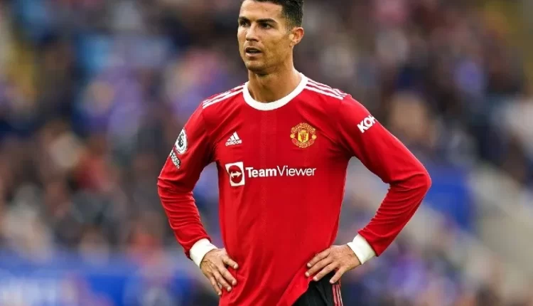كريستيانو رونالدو يعتذر بعد إلقاء هاتف مشجع