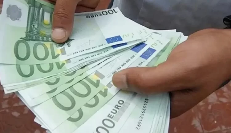 قرار حكومي جديد في الجزائر يثير جدلاً حول سوق العملة الصعبة