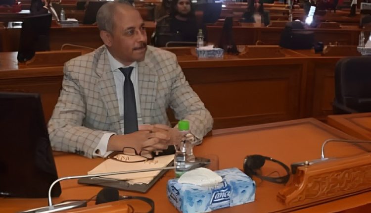من الناس لا يرى في التلون والشحت