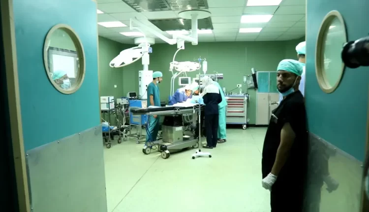 نقص المستلزمات الطبية وسحب الكادر الطبي يعمقان مأساة جرحى غزة