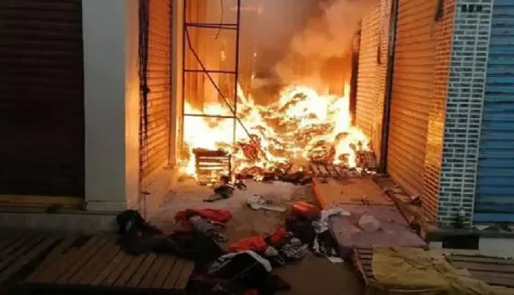 حريق ضخم يلتهم محلات تجارية في سوق الجوطية بالناظور