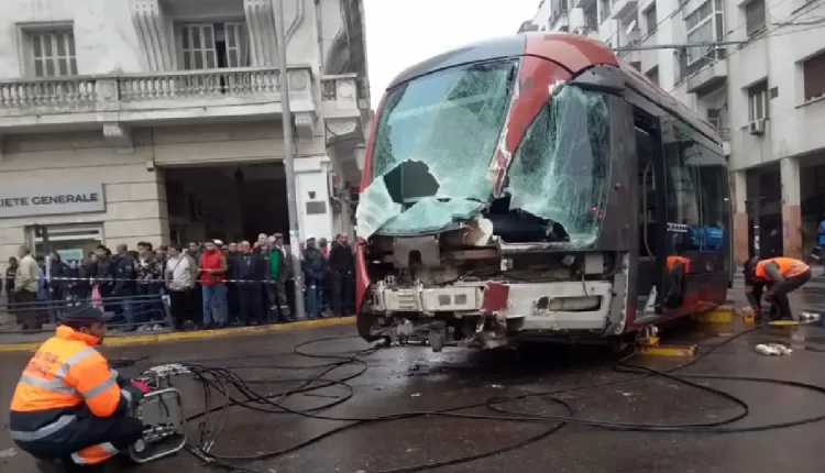 حادث مأساوي في الدار البيضاء: اصطدام شاحنة بترامواي ابن تاشفين يسفر عن قتلى وجرحى