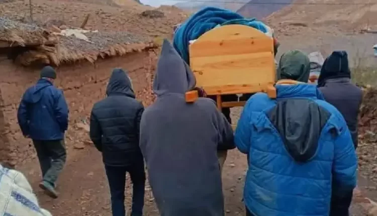استياء من نقل سيدة حامل على نعش في أزيلال