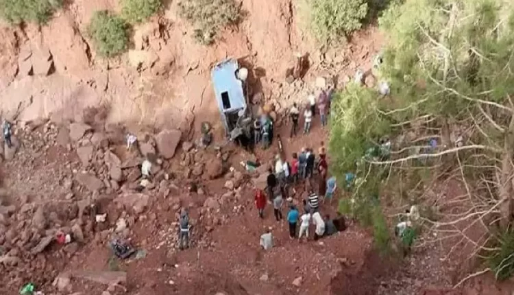 إنقلاب سيارة بمنحدر جبلي