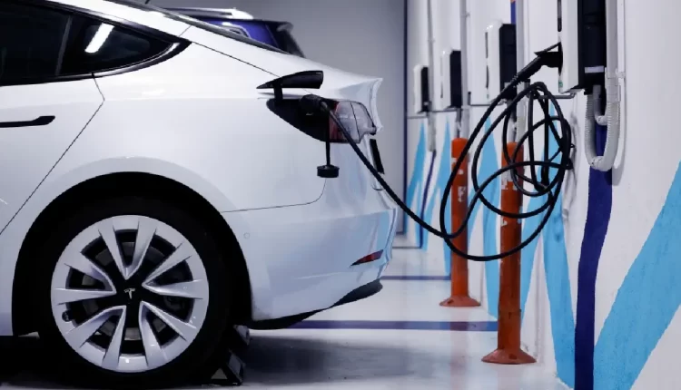 قطاع التنقل الكهربائي عبر شراكة استراتيجية ثلاثية
