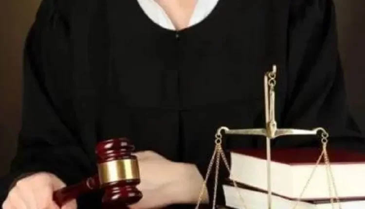 تهم فساد تطال قاضية متقاعدة: صراع بين العدالة والأمان
