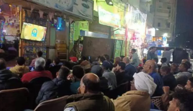 امتناع بعض المقاهي عن بث مباريات الدوري المغربي يثير جدلا بين المحللين