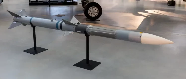 صفقة دفاعية استراتيجية: أمريكا تزوّد المغرب بـ30 صاروخ AIM-120C-8