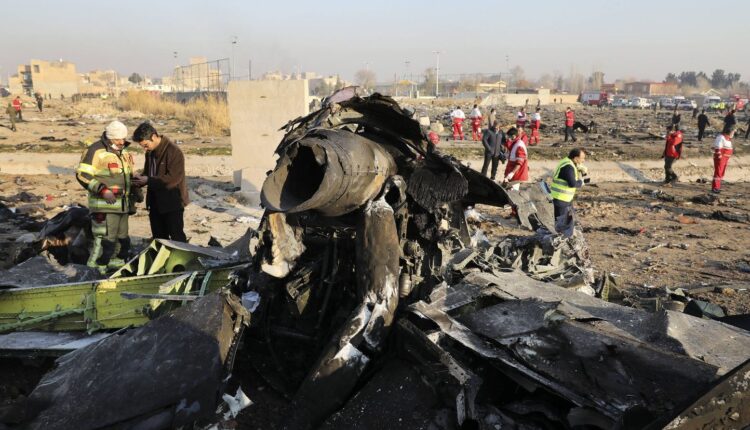 مقتل ثلاث أشخاص جراء تحطم طائرة بإيران