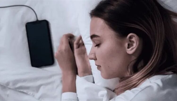 الهاتف الذكي أثناء النوم: مخاطر صحية ونفسية