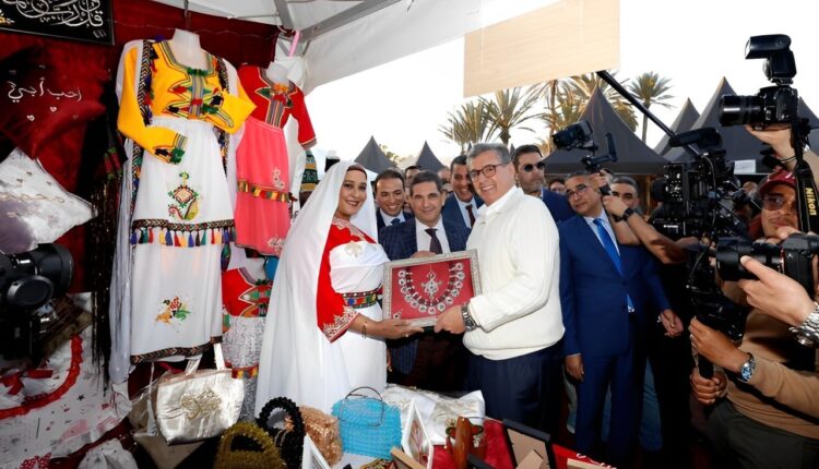 عزيز أخنوش أثناء زيارته لمعرض الصناعة التقليدية في أكادير