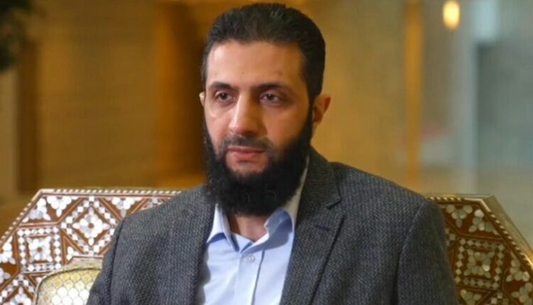 مباحثات دفاعية حيوية بين الشرع وإردوغان: إنشاء قواعد جوية في سوريا يتجه رئيس الإدارة الانتقالية في سوريا، أحمد الشرع، إلى أنقرة يوم الثلاثاء، لإجراء محادثات مع الرئيس التركي رجب طيب إردوغان، تتعلق بتوقيع "اتفاق دفاعي مشترك"، حسبما ذكرت وكالة رويترز نقلاً عن مصادر مطلعة يتجه رئيس الإدارة الانتقالية في سوريا، أحمد الشرع، إلى أنقرة يوم الثلاثاء، لإجراء محادثات مع الرئيس التركي رجب طيب إردوغان، تتعلق بتوقيع "اتفاق دفاعي مشترك"، حسبما ذكرت وكالة رويترز نقلاً عن مصادر مطلعة