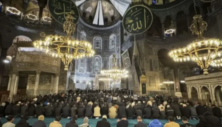 مساجد دول البلقان تحتفل بحلول "ليلة الرغائب"